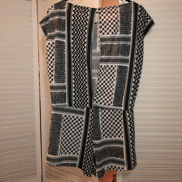 Short sleeve romper. - Picture 2 of 7